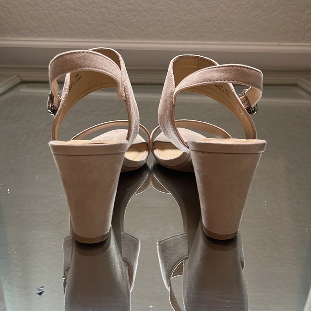 Woman’s heels - Picture 3 of 8